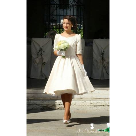 Abiti da sposa anni 50 con gonna a ruota e punto vita segnato