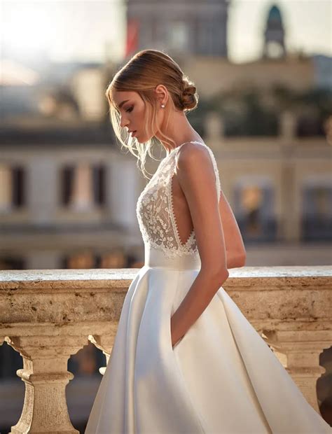 Dettagli di pizzo e ricami su abiti da sposa vintage