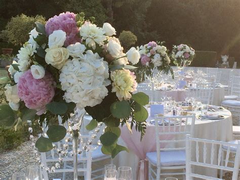 Centrotavola con ortensie rosa e bianche