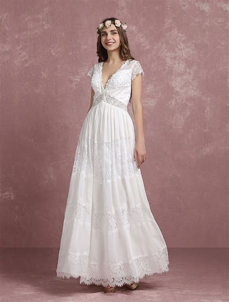 Dettagli di pizzo su abito da sposa boho
