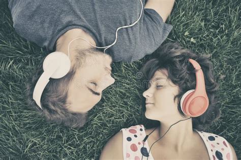 Coppia che ascolta musica per matrimonio
