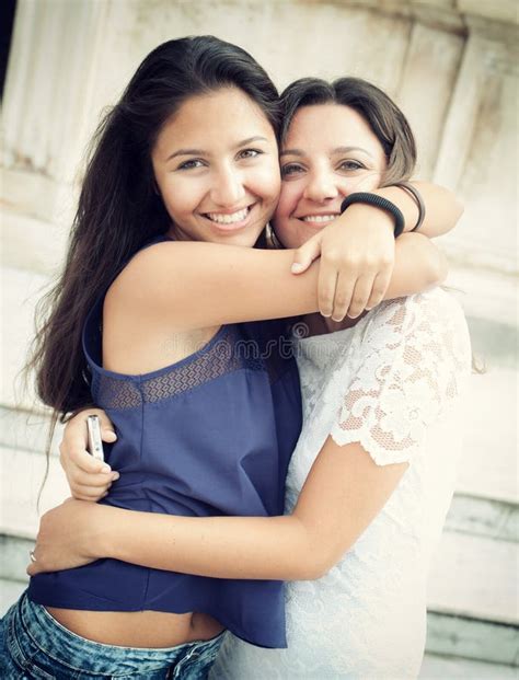 due sorelle che si abbracciano commosse
