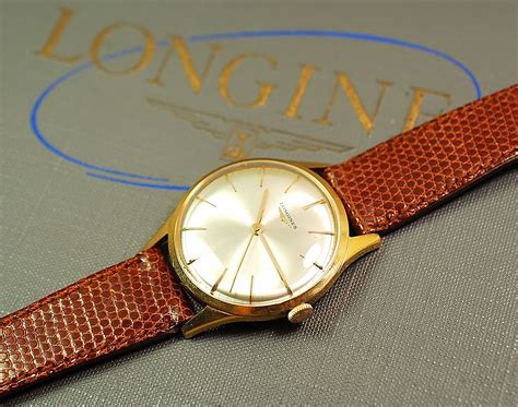 Orologi classici in oro per coppia