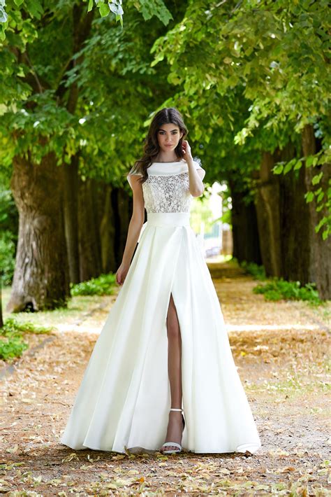 Atelier di abiti da sposa con eleganti creazioni