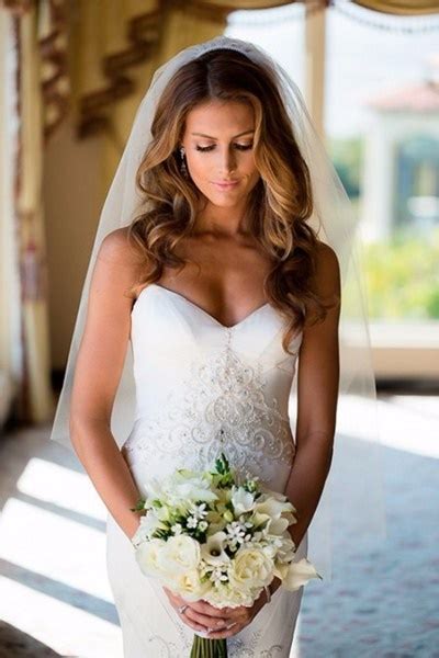 Sposa con capelli sciolti lisci e riga centrale