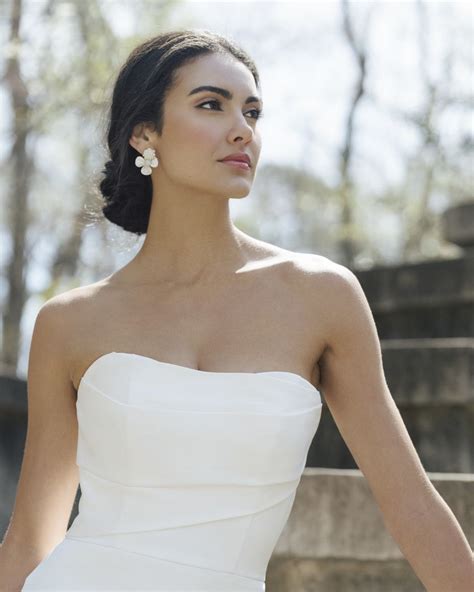 Sposa con riga laterale profonda e onde