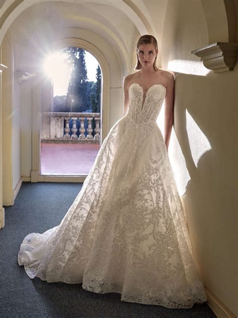 Dettagli di un abito da sposa Pronovias con pizzo