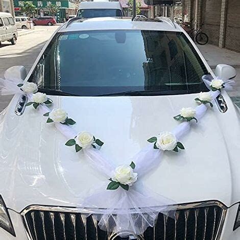 Auto da matrimonio decorata con tulle e nastri