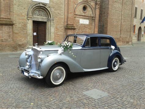 Esempi di auto da matrimonio decorate