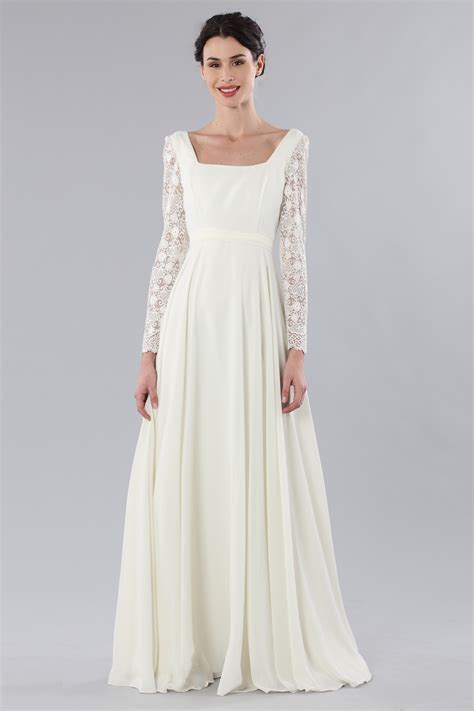 Dettagli in pizzo su abito da sposa stile impero