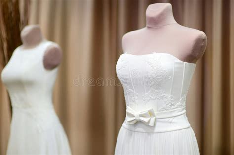 Vetrina di un atelier di abiti da sposa con manichini vestiti