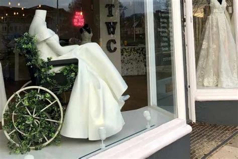 Vetrina di un atelier di abiti da sposa