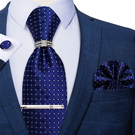 Accessori da uomo per un matrimonio: cravatte e papillon