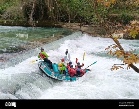 Coppia che fa rafting su un fiume