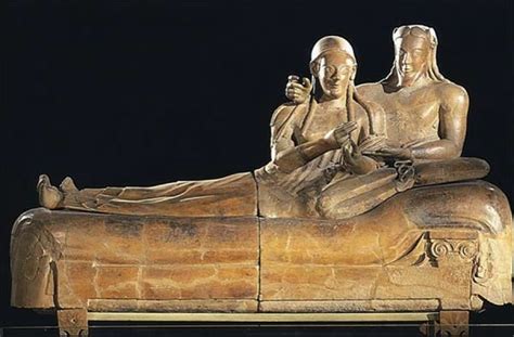 Dettaglio del volto di uno degli sposi nel sarcofago