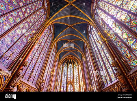 Interno della Thomas Guy Chapel con vetrate colorate
