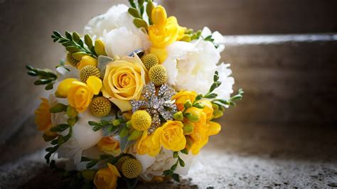 Composizione di fiori gialli e bianchi per un bouquet di nozze d'oro