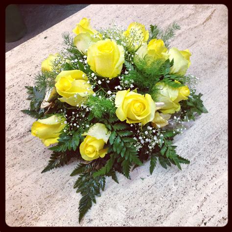 Bouquet di nozze d'oro con rose gialle e bianche