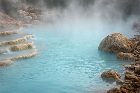Piscina termale con acqua sulfurea bianca