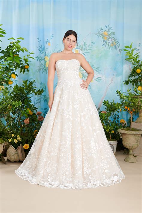 Esempi di dettagli su abiti da sposa curvy