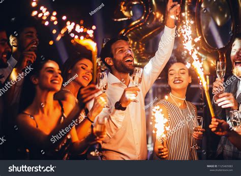 Gruppo di persone che festeggiano su una barca con cocktail