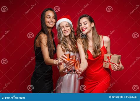 Gruppo di amiche che fanno un brindisi