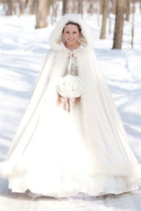 Sfilata di abiti da sposa invernali con mantella