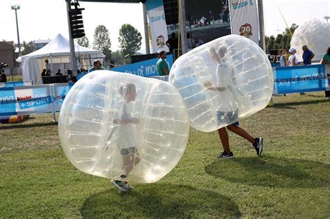 Persone che giocano a Bubble Football