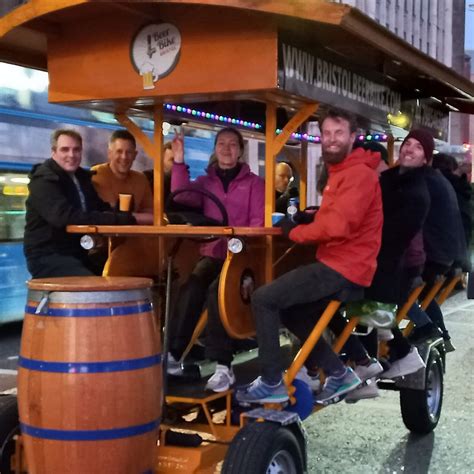 Coppia che brinda su una Beer Bike