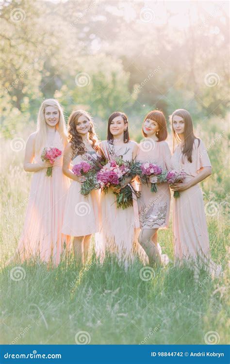Gruppo di damigelle con la sposa