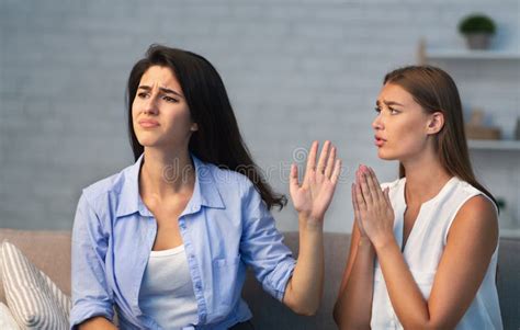 Ragazza che chiede ad un'amica di essere damigella