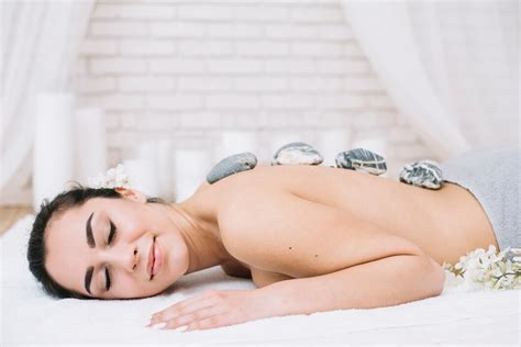 Donna che riceve un massaggio rilassante in una spa