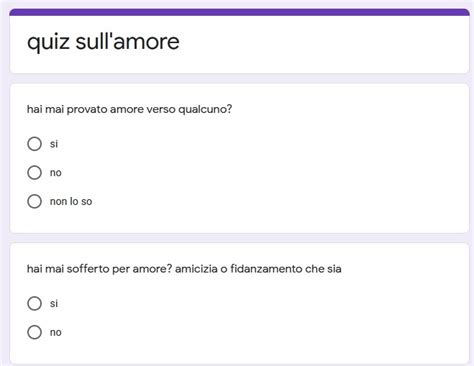 Coppia che gioca a un quiz sull'amore