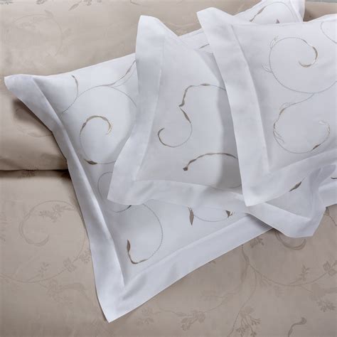 Esempi di biancheria da letto di lusso: lino, seta, pizzo