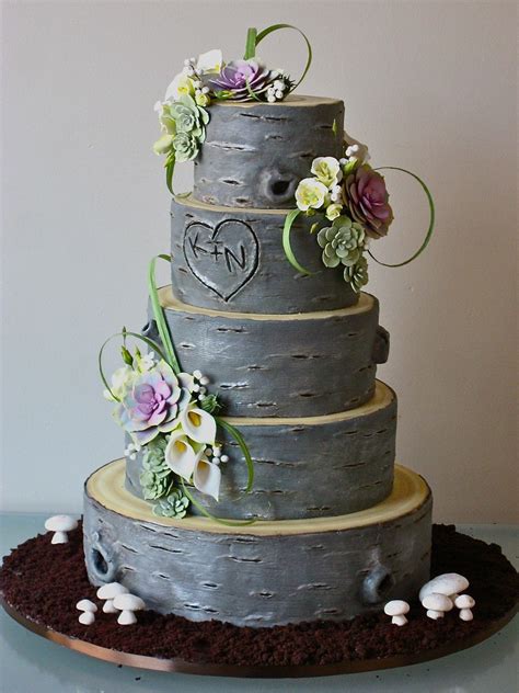 Torta nuziale a tema zombie con decorazioni macabre