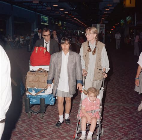 Mia Farrow e Woody Allen con alcuni dei loro figli adottivi