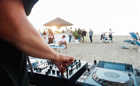 DJ che mixa musica durante un matrimonio