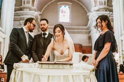 Coppia che firma il registro del matrimonio