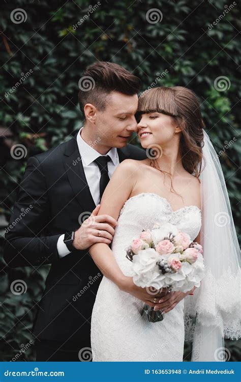 Coppia felice al matrimonio