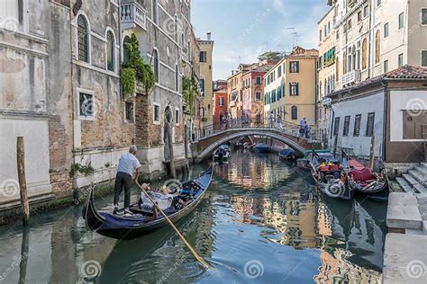 Coppia romantica su una gondola a Venezia