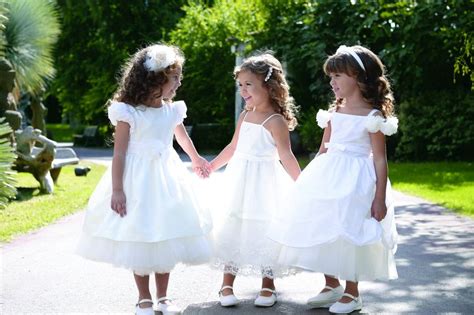 Bambine vestite da damigelle con abiti rossi