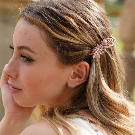Bambina con un elegante raccolto e fermaglio per capelli