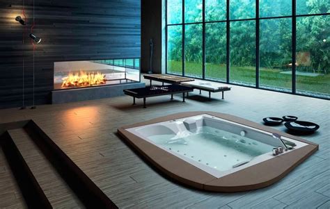 Interno di una SPA con vasca idromassaggio e luci soffuse