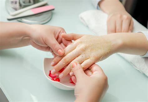 Primo piano di mani che ricevono un trattamento SPA