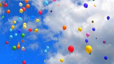 Palloncini colorati rilasciati nel cielo