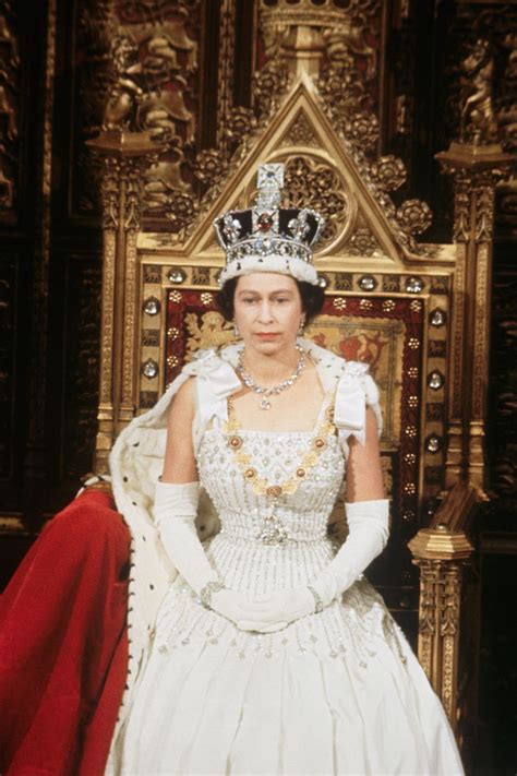 Regina Elisabetta II con l'abito Norman Hartnell