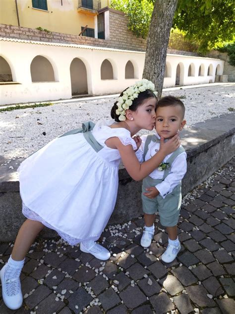 Bambini vestiti da paggetti e damine