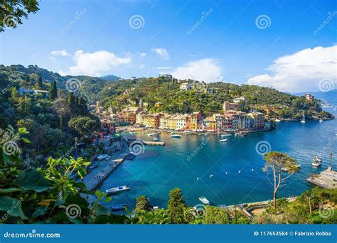 Vista panoramica di Portofino con il suo porto e le case colorate