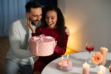 Coppia che festeggia anniversario con torta