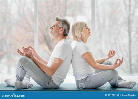 Coppia che fa yoga insieme